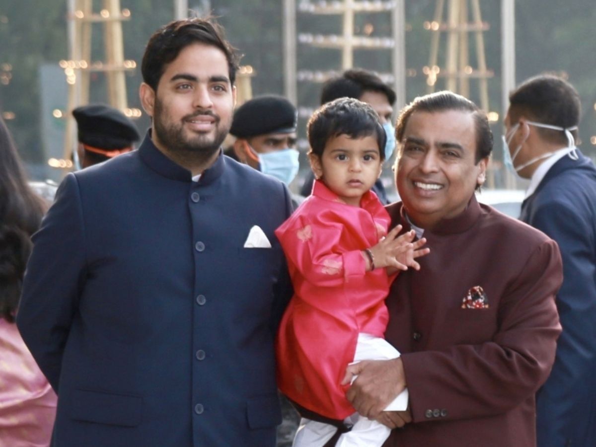 Mukesh Ambani Security: परिंदा भी पर नहीं मार सके, ऐसी है मुकेश अंबानी की सुरक्षा, 55 जवान और बुलेट प्रूफ गाड़ियां बनाती हैं घेरा