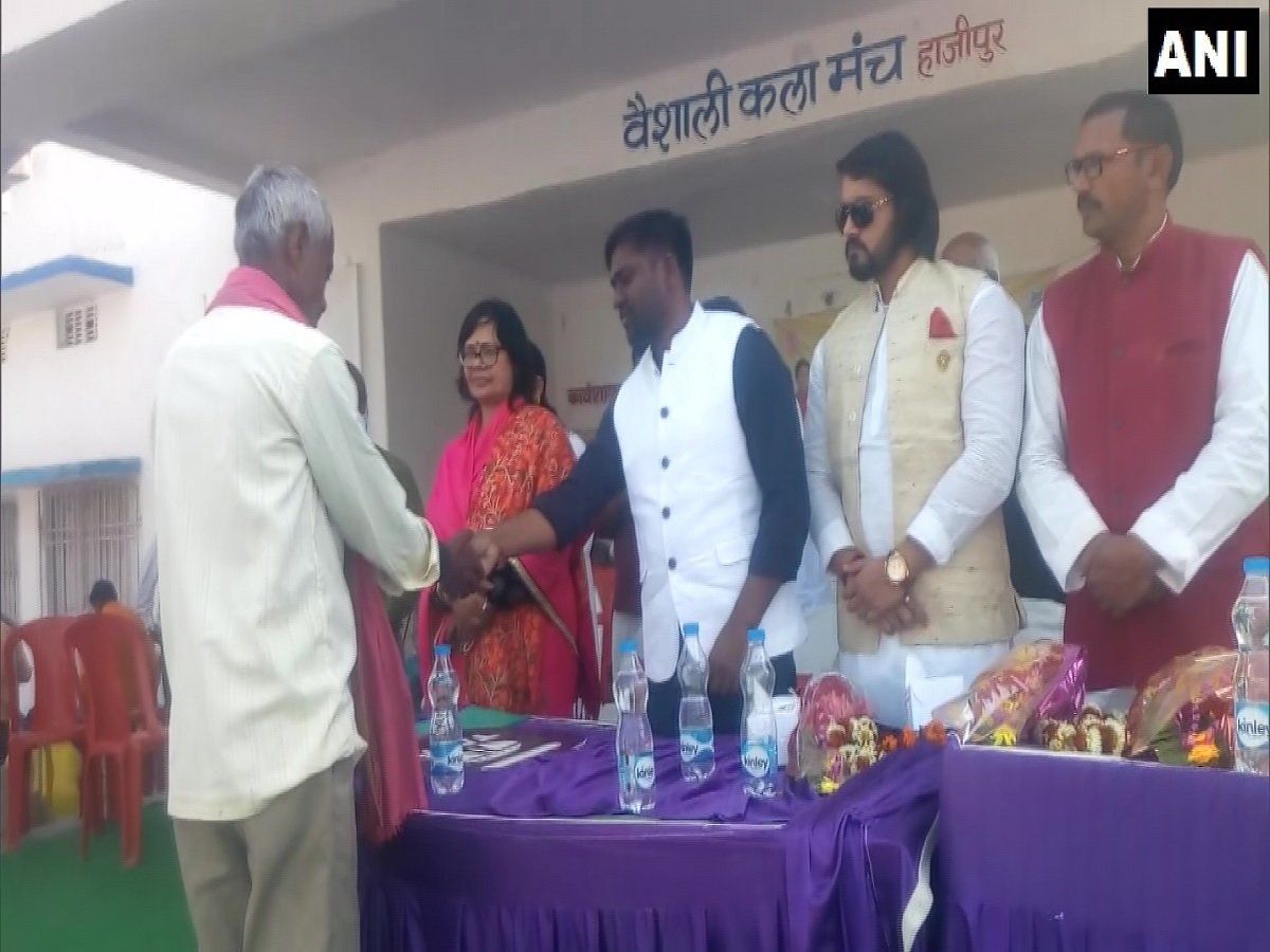 मंत्री जी ने सरकारी कार्यक्रम में अपने भाई को भेजा, CM नीतीश ने लगाई क्लास तो मांगनी पड़ी माफी