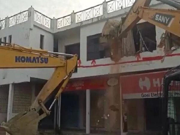 Yogi Govt Demolishes Illegal Property Of Don Mukhtar Ansari in Ghazipur 