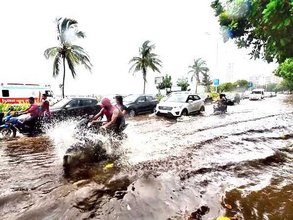 Mumbai rains and high tide made a bad situation derailed life see these pictures and video