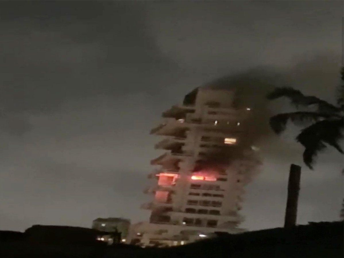 Mumbai Fire:मुंबई के बांद्रा वेस्ट के बैंडस्टैंड रोड पर शाहरूख खान के बंगले 'मन्नत' के पास जीवेश बिल्डिंग की 14वीं मंजिल पर लगी आग