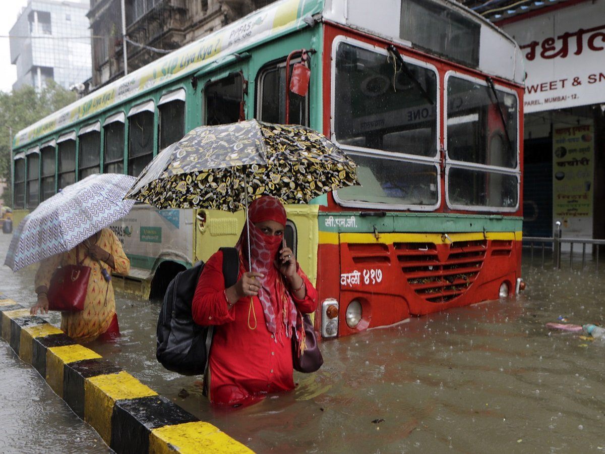 Mumbai rains: मुंबई और आसपास के जिलों में भारी बारिश, रेल-सड़क यातायात बाधित