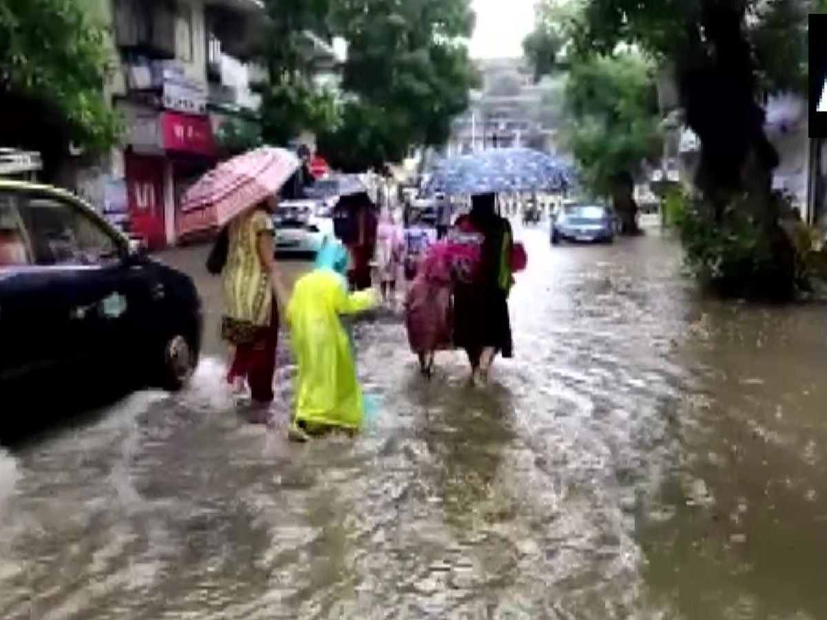 बाढ़, बारिश और बर्बादीः पालघर में भूस्खलन, मुंबई में सड़कें बनीं समंदर; सिंधिया के सरकारी बंगले में भी घुस गया पानी