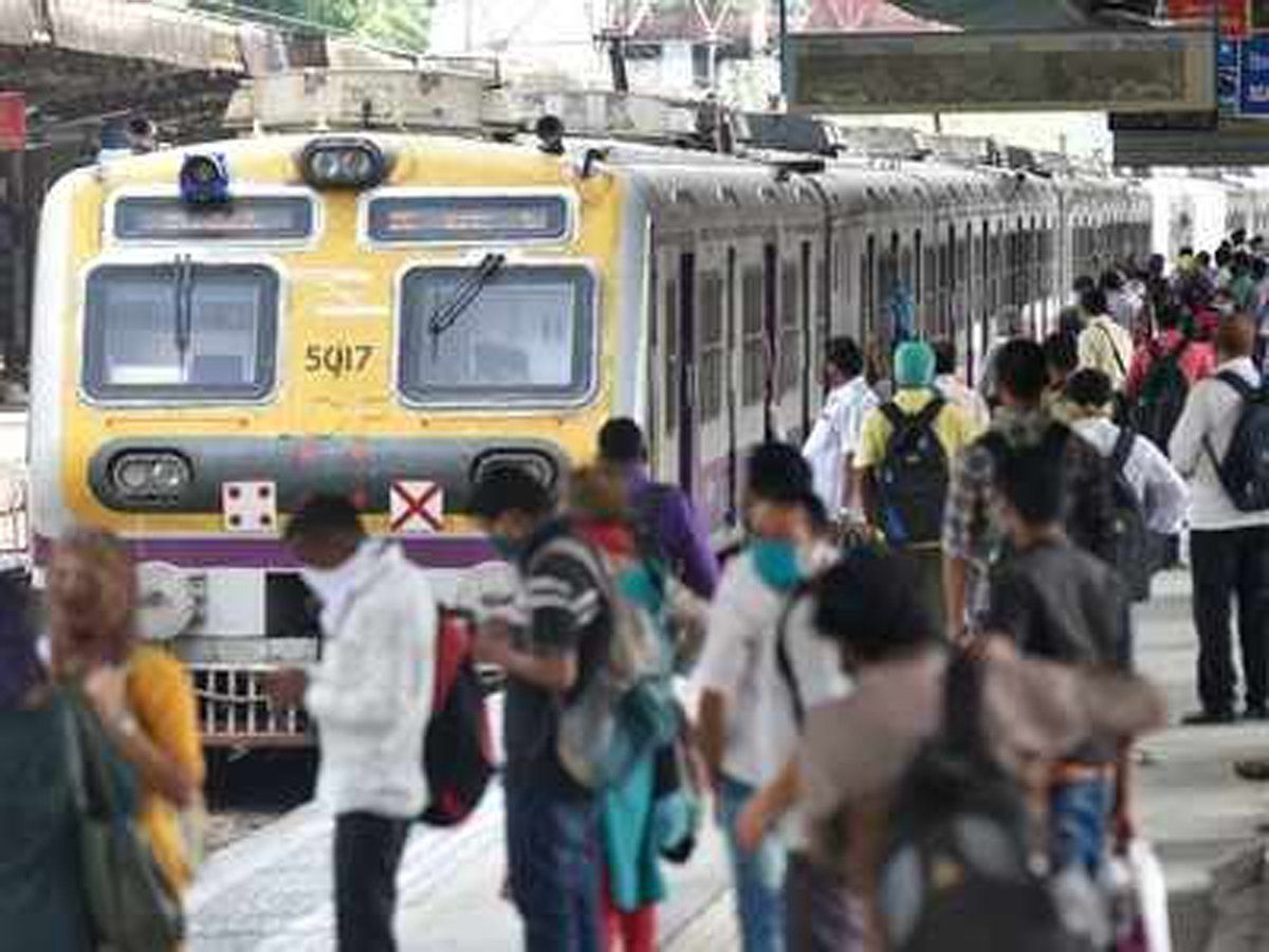 मुंबई लोकल में अब बच्चे नहीं कर सकेंगे सफर, स्टेशन के एंट्री गेट पर RPF की होगी तैनात