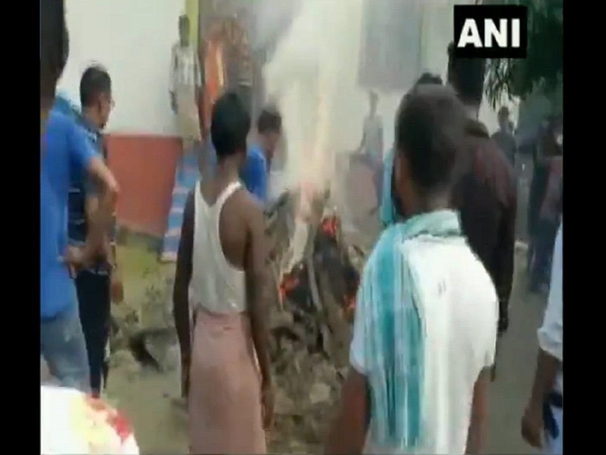लव अफेयर के चलते युवक का गुप्तांग काटकर की गई हत्या, परिजनों ने आरोपियों के घर के सामने किया अंतिम संस्कार