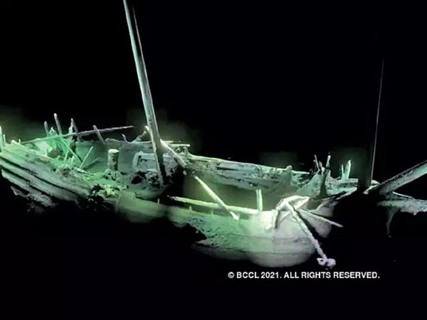 Maharashtra' Mysterious boat spotted near Palghar coast