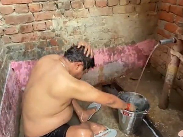 योगी सरकार के मंत्री गांव में दलित परिवार के घर पंखे में सोए, सुबह उठकर हैंडपंप से किया स्नान-VIDEO