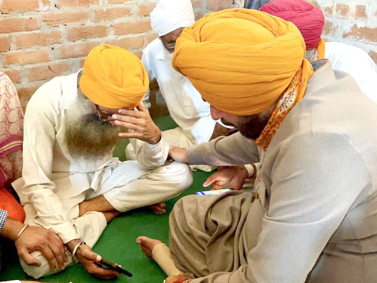 Lakhimpur Kheri:पीड़ित परिवारों से मिलने के बाद नवजोत सिंह सिद्धू ने धारण किया 'मौन', बैठे धरने पर