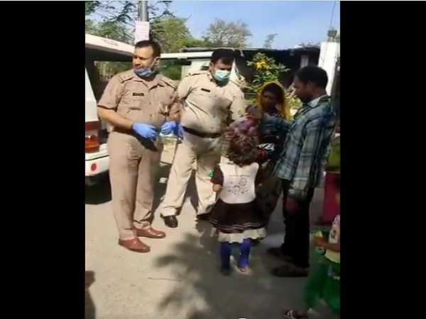 Lockdown के दौरान पुलिस सिर्फ पीट नहीं रही, नोएडा पुलिस ने दिव्यांग की इस तरह की मदद