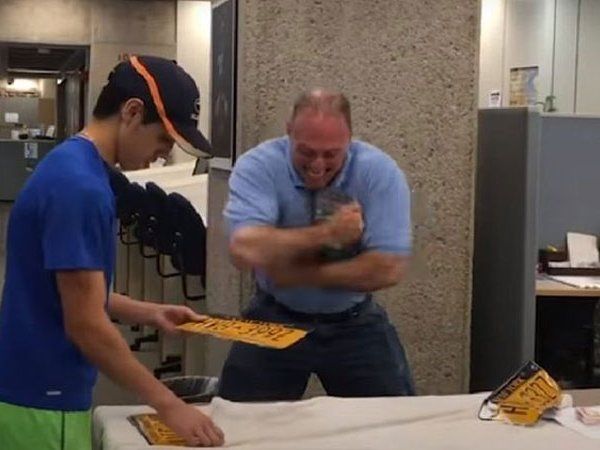 A Man break 29 metal Vehicle number plates with his bare hands in one minute make new Guinness World Record 
