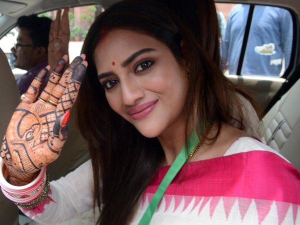 Nusrat jahan:नुसरत जहां ने गरीबों और सेक्स वर्करों को बांटे कंबल, लोगों ने किया ट्रोल