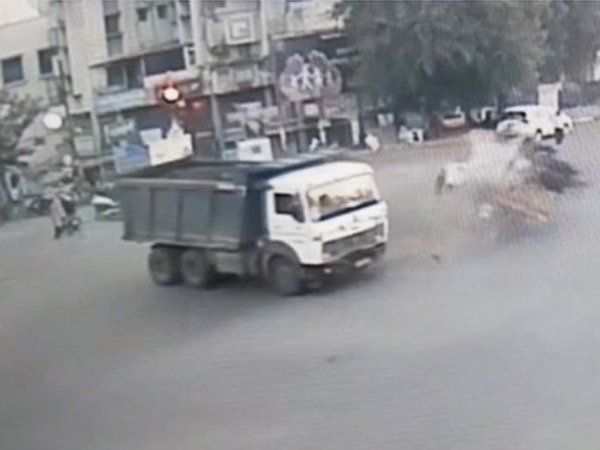 Shocking Video: नागपुर में ट्रक के सामने आई बोलेरो फिर हुई जोरदार टक्कर