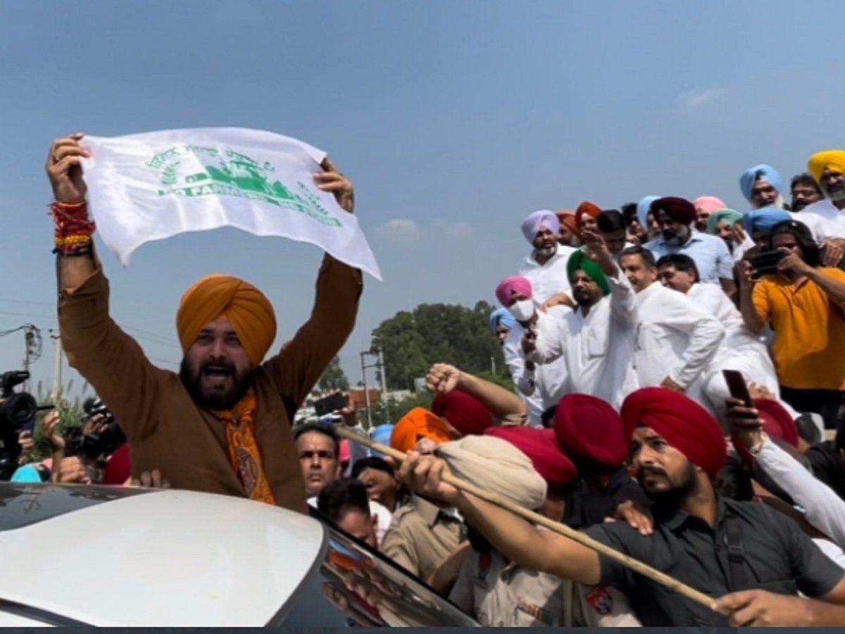 सैकड़ों गाड़ियों का काफिला लेकर पंजाब से लखीमपुर खीरी आ रहे सिद्धू, मोहाली में किसानों ने दिखाए काले झंडे