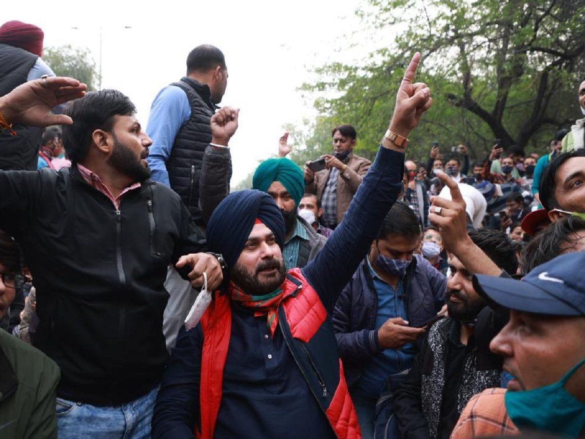 सिद्धू ने किया हिसाब बराबर, दिल्ली में केजरीवाल के आवास के बाहर गेस्ट टीचर्स के प्रदर्शन में हुए शामिल