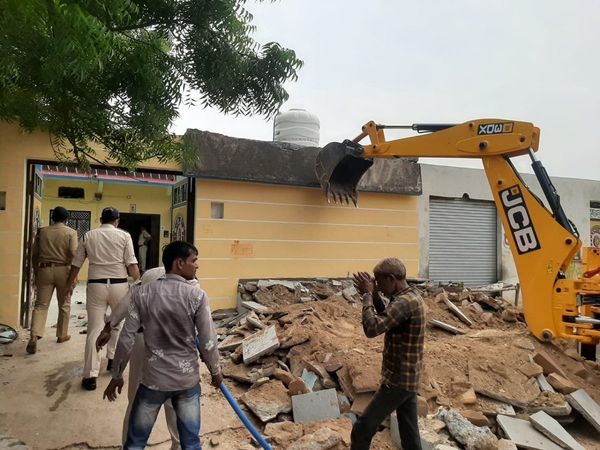 Neemuch case Police and administration demolished the main accused's house with the help of bulldozer