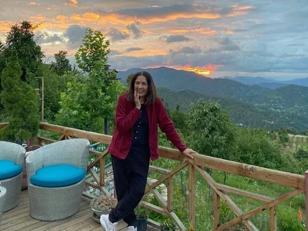 Neena Gupta Photo with Natural Beauty