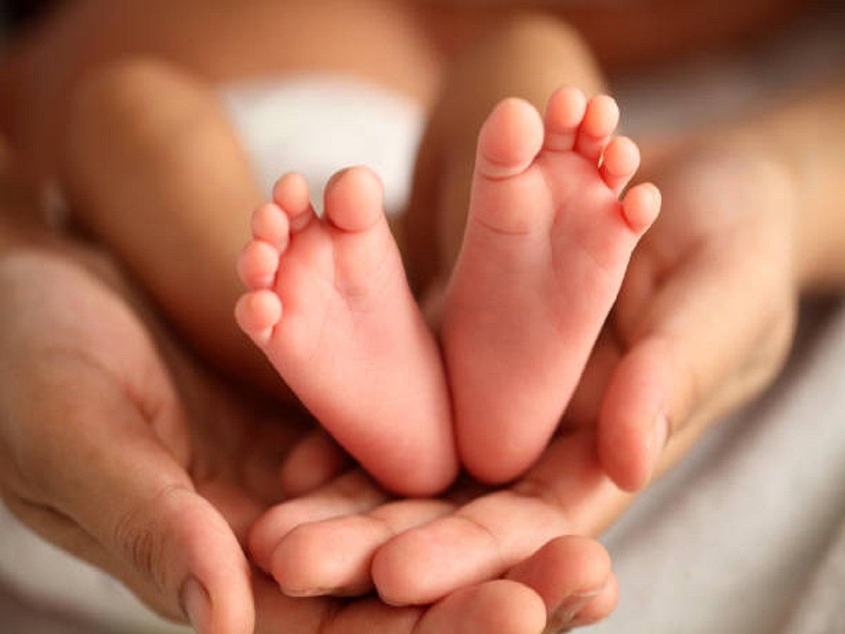 Girl Gives Birth 14 स ल क य वत न र स तर क ब हर द य बच च क जन म अजनब ग र हक क स पकर ह ई ल पत 14 Year Old Girl Gives Birth Walks Into Restaurant And Leaves Baby With