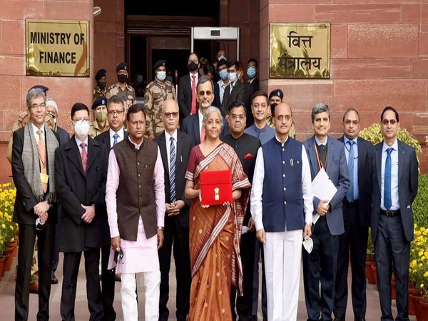 Nirmala-Sitharaman-and-team