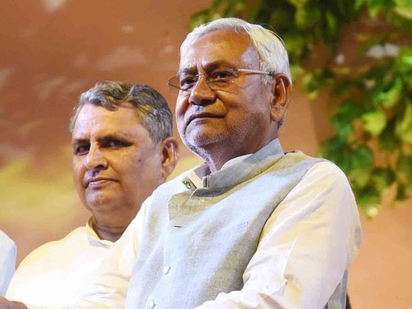 Attack on CM Nitish Kumar, a young man tried to punch, accused in custody, watch video