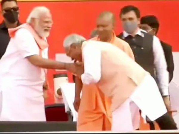 नीतीश ने किया पीएम मोदी का अभिवादन, RJD का तंज-''अब बस मिट्टी में लेटकर पैर पकड़ना ही बाक़ी बचा है'',VIDEO