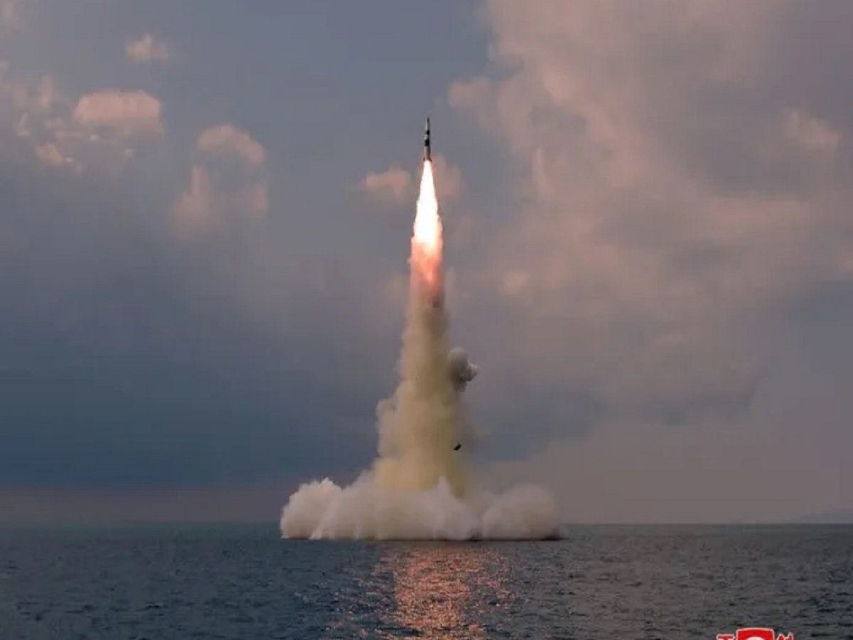 उत्तर कोरिया ने पनडुब्बी से किया Ballistic Missile का परीक्षण, किसी की नहीं सुन रहे हैं किम जोंग!