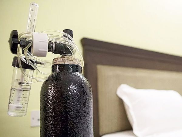 Cylinder wali Bitiya managing oxygen cylinders for the needy in Shahjahanpur UP