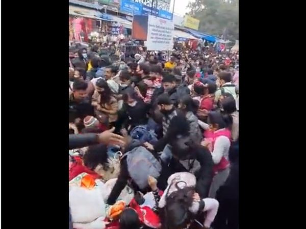 Viral Video Crowd in Sarojini nagar Market During Omicron Variant Shocking Viral Video