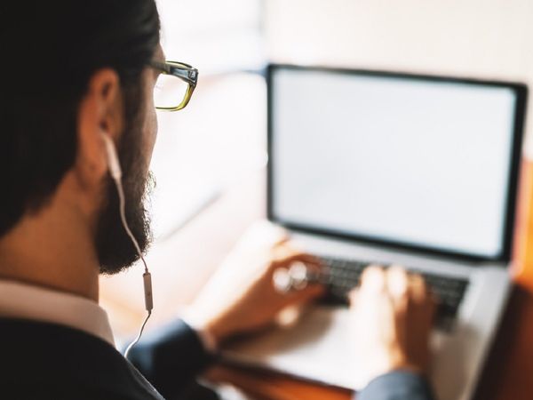 हाय रे नेटवर्क! जाते-जाते बची युवक की नौकरी, अब वायरल हुआ किस्सा