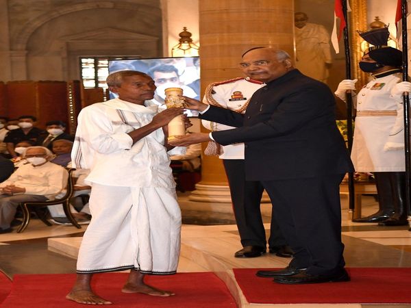 Orange Vendor Harekala Hajabba received Padma Shri