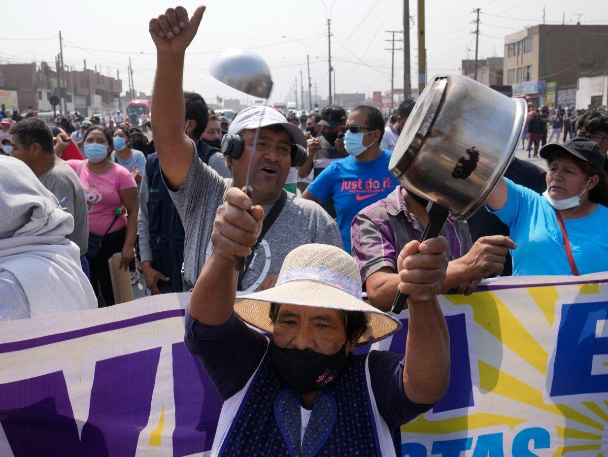 Peru Protest: पेट्रोल कीमतों को लेकर अब पेरू में उबाल, गुस्साई जनता उतरी सड़कों पर, देखें तस्वीरें