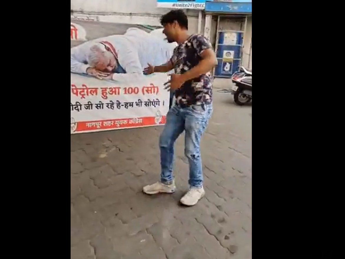 पेट्रोल की बेकाबू कीमतों को लेकर यूथ कांग्रेस का अनूठा प्रदर्शन, पीएम मोदी को लिया निशाने पर, देखें ये VIDEO