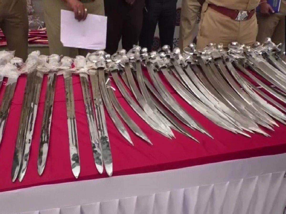 महाराष्ट्र में फिर मिलीं तलवारें, पंजाब और कूरियर से है कनेक्शन