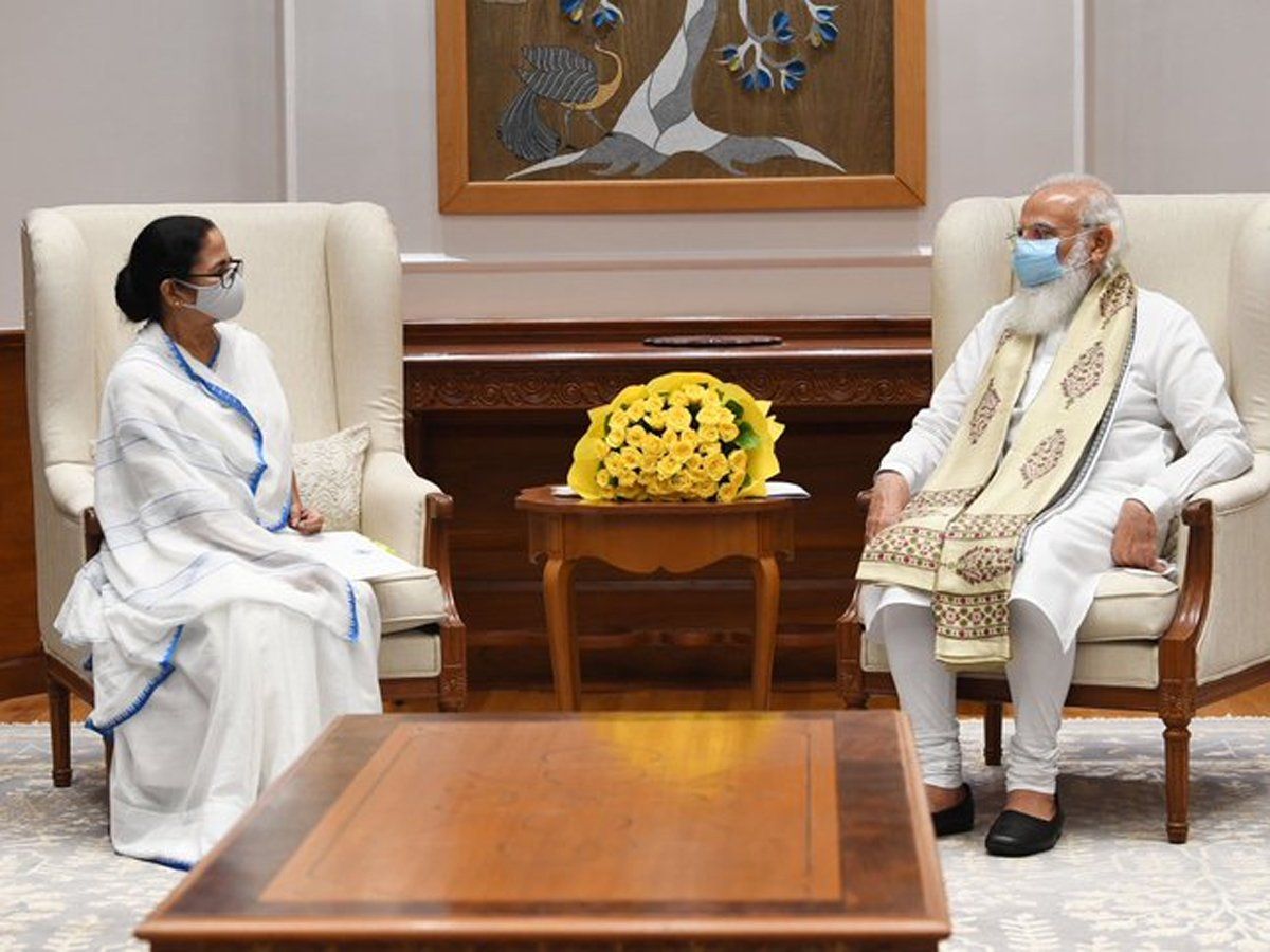 'दिल्ली दर्शन' पर ममता बनर्जी, PM मोदी से हुई मुलाकात, बंगाल चुनाव में दोनों के बीच हुई थी जुबानी जंग
