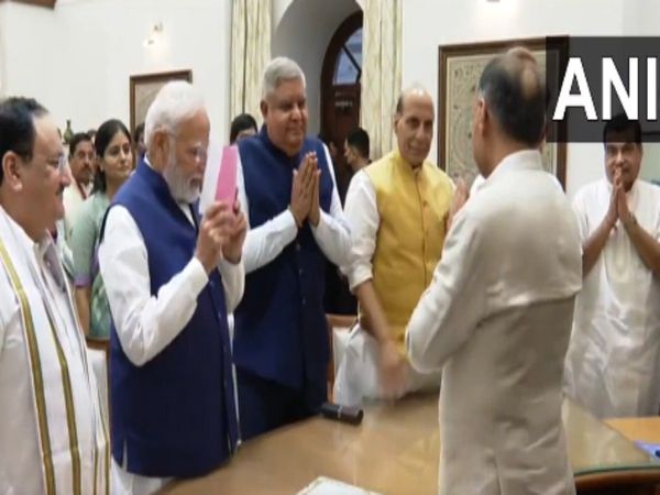Vice President Election PM Modi And Jagdeep Dhankhar Amazing Chemistry During Nomination Watch Video