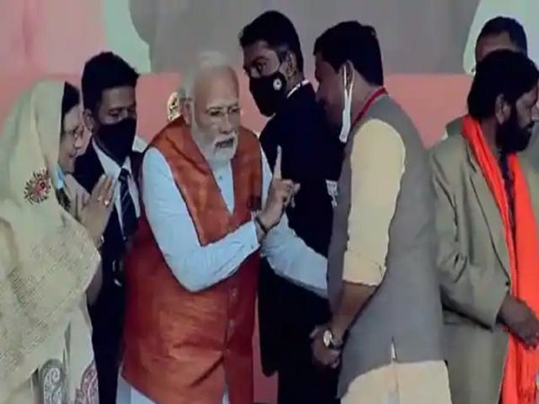 BJP worker touches PM Modi's feet, PM gives him lesson without saying a word, Watch viral video