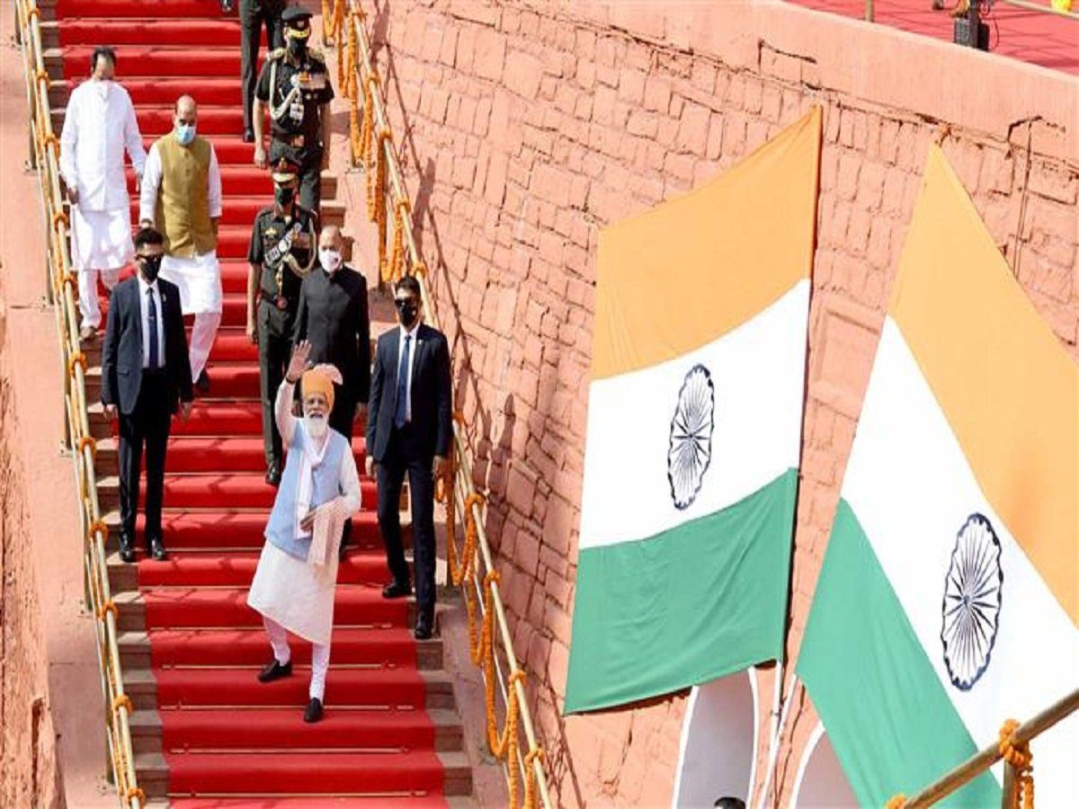 Red Fort पर PM की सुरक्षा में तैनात जवान बेहोश होकर गिरा, अस्पताल में किया गया भर्ती
