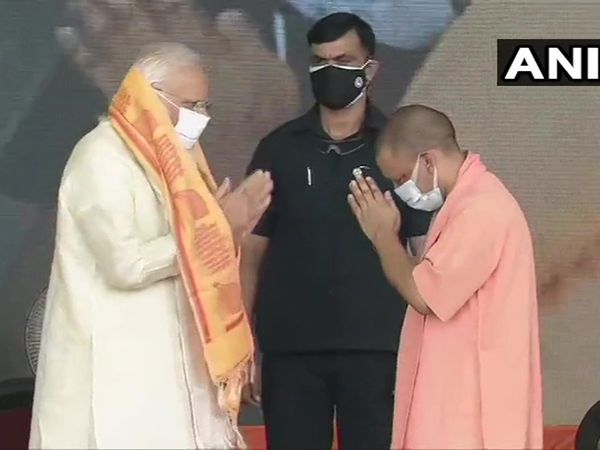  PM Modi praises Yogi Adityanath in Varanasi Video