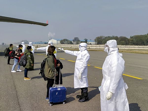 देश-दुनिया में कोरोना के खौफ के बीच भारतीयों को एयरलिफ्ट करा रही धनबाद की ये बहादुर बेटी