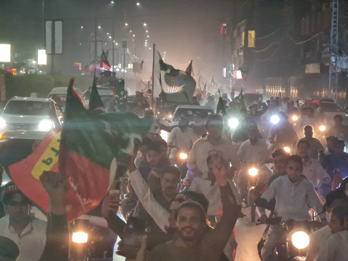 Pakistan: इमरान खान को सत्ता से बेदखल करने के खिलाफ भारी विरोध, सड़कों पर उतरे PTI के कार्यकर्ता