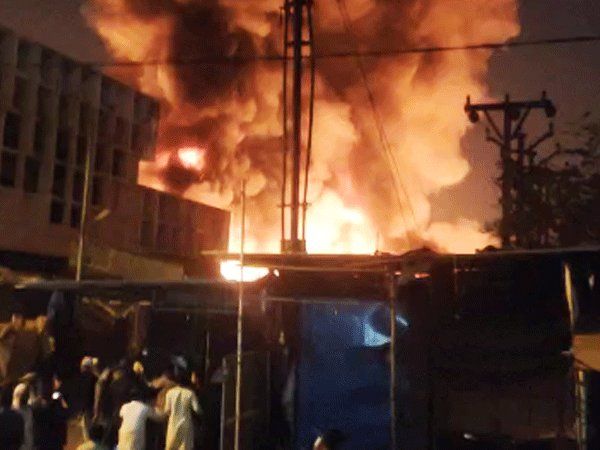 Pune Fire:पुणे के 'फैशन स्ट्रीट मार्केट' में लगी भीषण आग, करीब 400 से ज्यादा दुकानें जलकर हुईं खाक- VIDEO