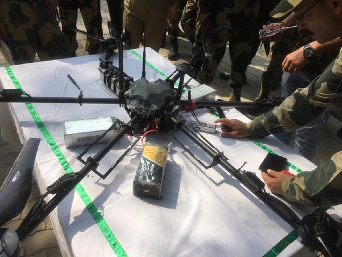 जम्मू कश्मीर में हथियार ला रहे पाकिस्तानी ड्रोन को BSF ने मार गिराया, कई हथियार बरामद