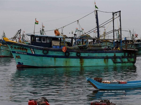 Pakistan marine commandos fire upon Indian fisherman off the Gujarat coast; 6 fishermen kidnapped and 1 killed