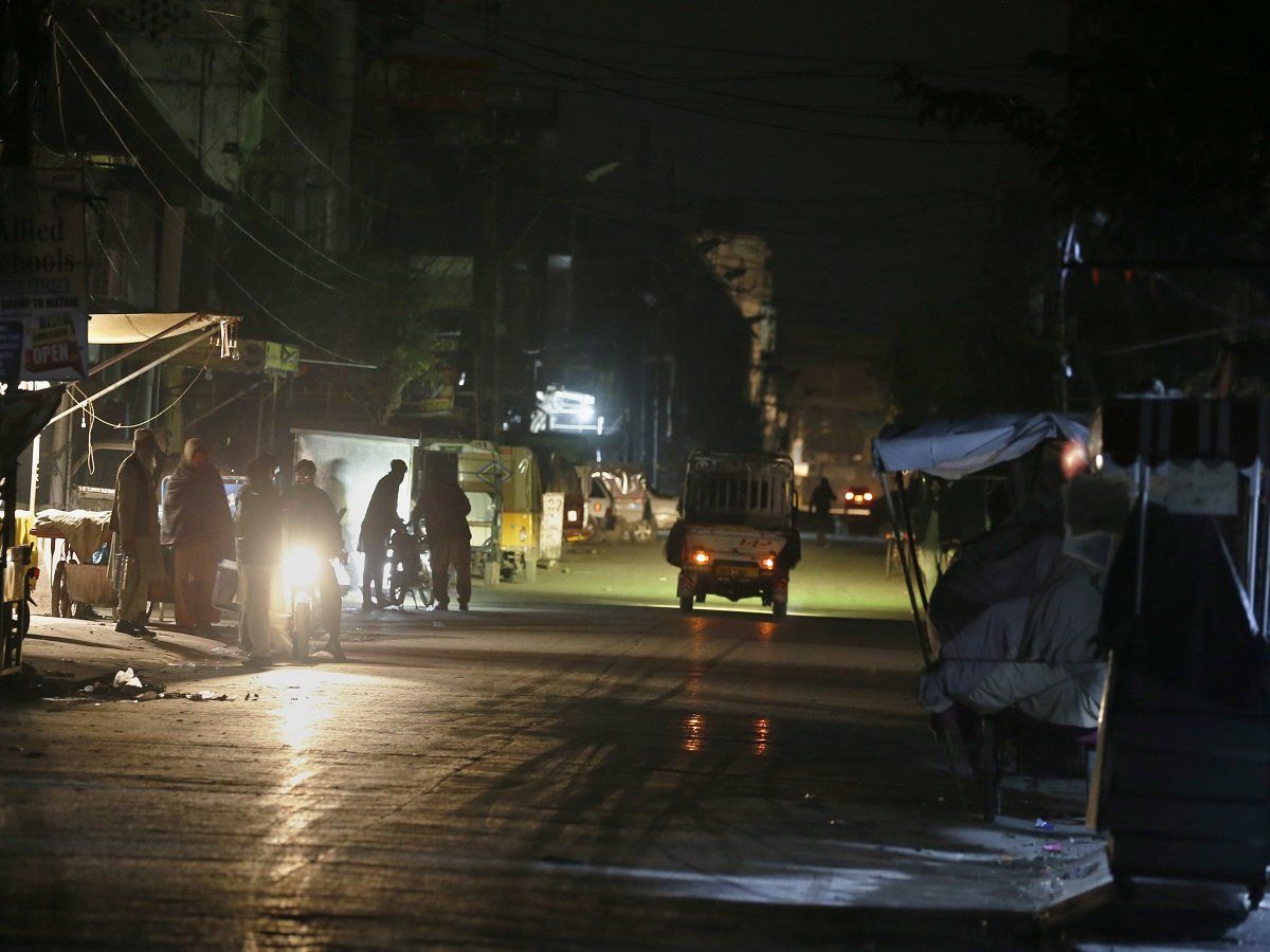 Blackout In Pakistan: 'अंधकारमय' हुआ पाकिस्तान, बिजली गुल होने से अंधेरे में डूबे सारे बड़े शहर