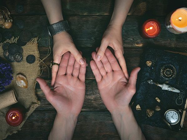 Palmistry Love Line: हथेली पर बनी रेखाओं से जानें, प्यार में कितने सफल होंगे आप
