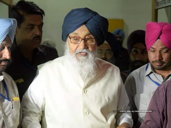 Former Punjab Chief Minister Parkash Singh Badal tests corona positive, hospitalized