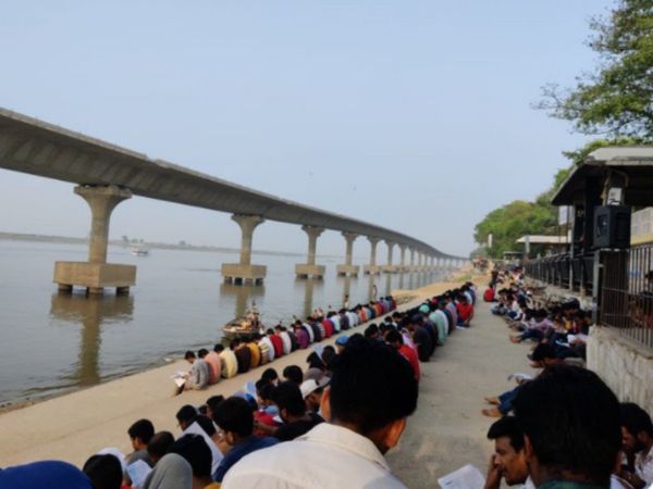 Kids studying for competitive exams on the banks of river Ganges in Patna Photo Goes Viral