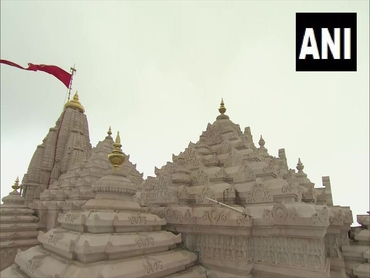 पावागढ़ के कालिका मंदिर में पीएम मोदी ने की पूजा अर्चना, 500 साल बाद शिखर पर फहराया ध्वज