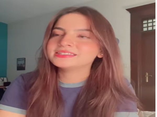 Pawri Girl Sing a Bollywood Song Video Goes Viral on Social media