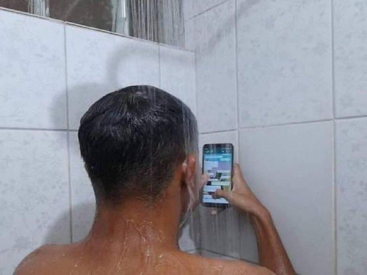 Viral Funny Photo Person chatting on mobile while taking a bath under