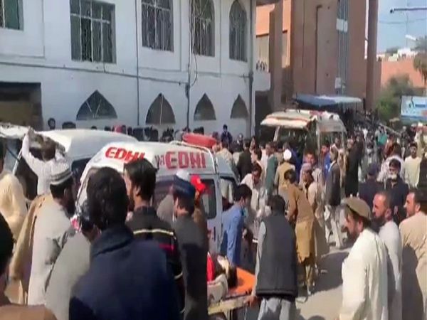 Pakistan, Bomb explosion in Peshawar mosque during Friday prayers kills more then 29